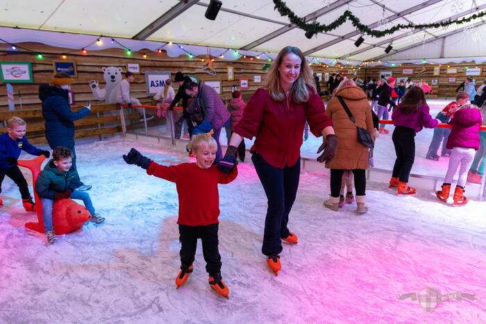 Moeder en zoon schaatsen samen