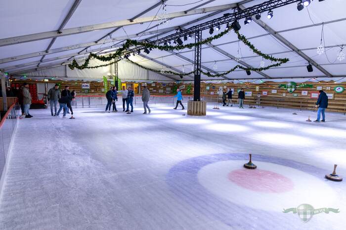 Curlingbaan met spelers