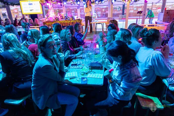 Bezoekers genieten van de gezellige sfeer