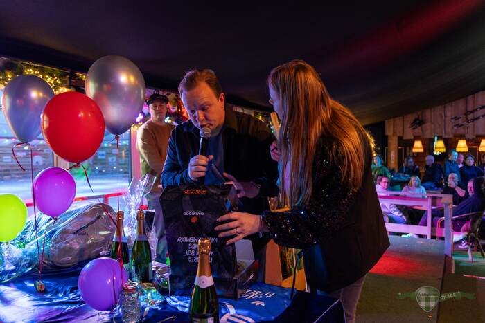 Volle tent tijdens een feestavond