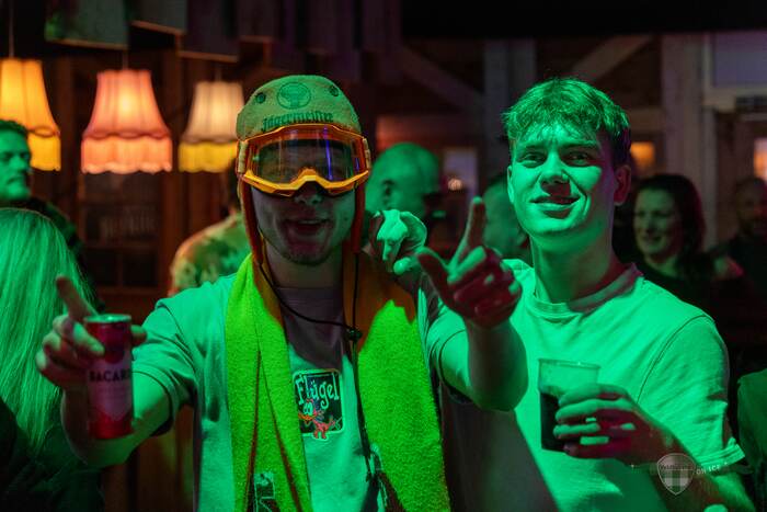 Bezoekers in themakleding tijdens een feestavond