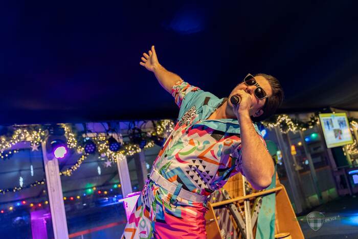 Zanger op het podium tijdens een feestavond
