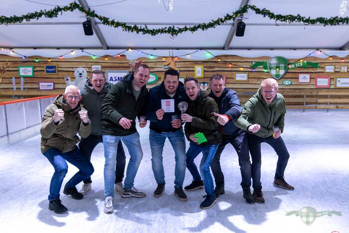 Groep feestvierders op de ijsbaan