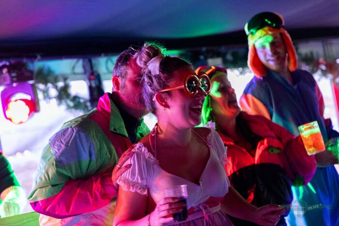 Feestvierders met glow-accessoires