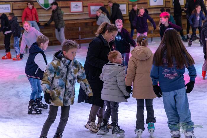 Schaatsers op de ijsbaan