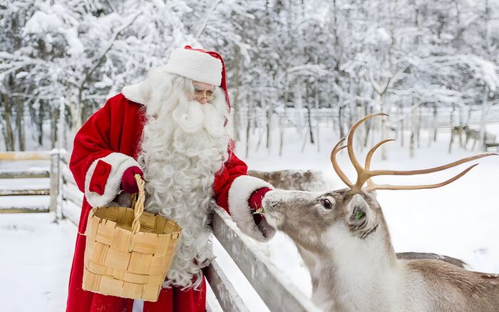 De kerstman voert een rendier